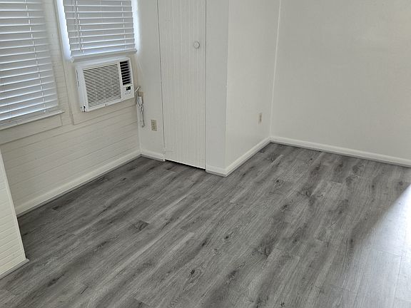 4th image of 1668 Oak St APT 4