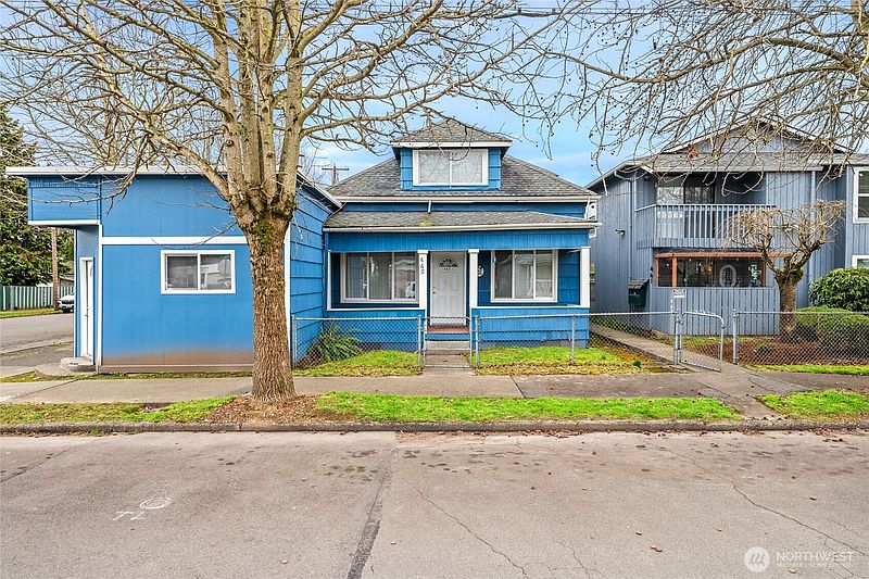 2nd image of 441 445 Smithers Avenue S