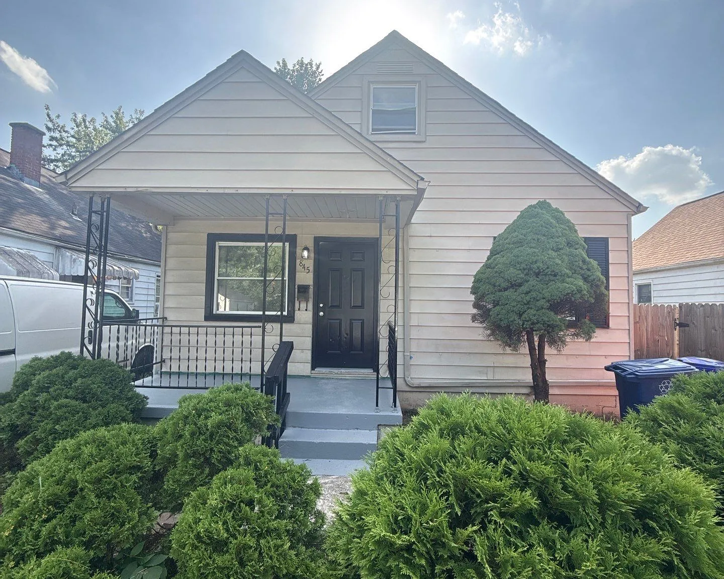 3 bed, 979 sqft, $1,499 — Photo 1