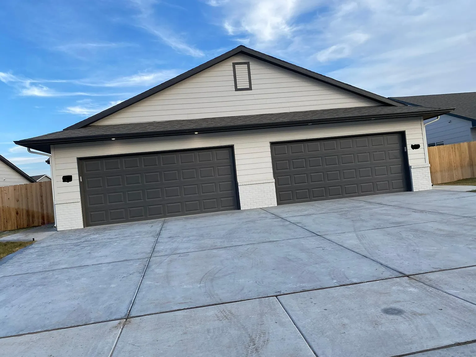 628 E Martens Dr — Photo 1