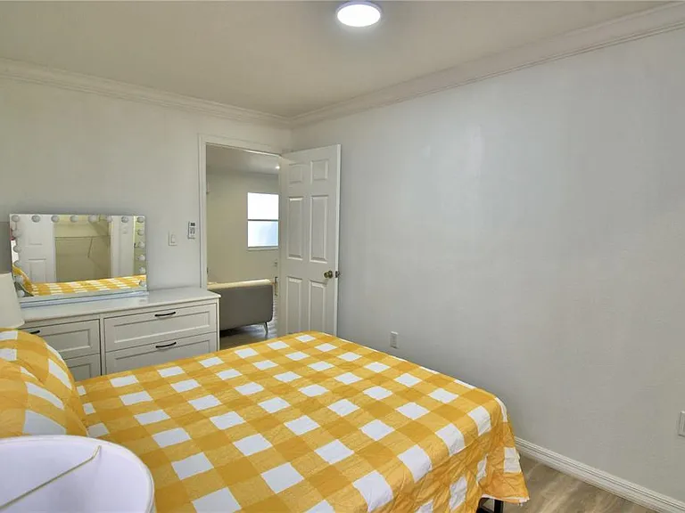 2405 Roslyn Ln #C — Photo 26