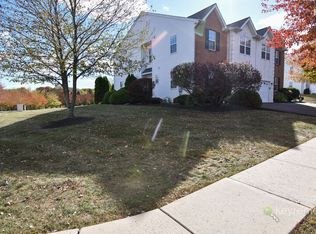 290 Hampshire Dr, Sellersville, PA 18960