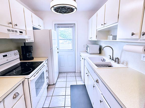 4th image of 57 Laconia Ct #57