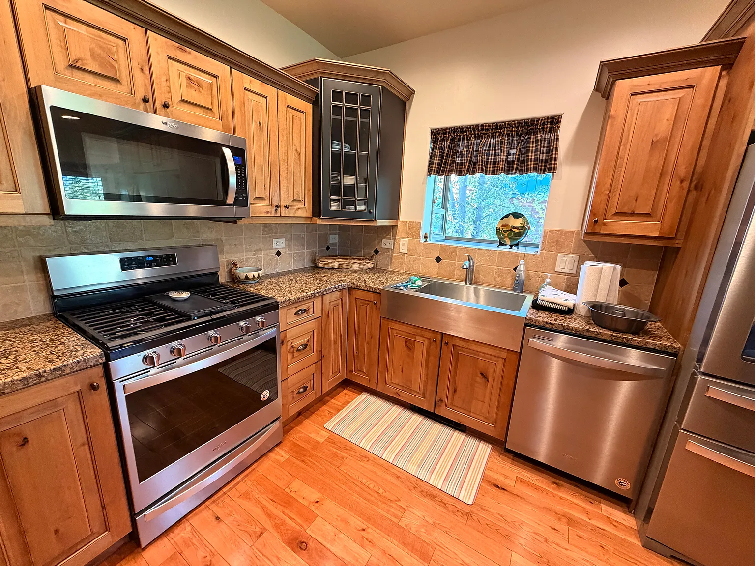 6 bed, 4280 sqft, $3,000 — Photo 2