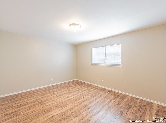 3rd image of 615 Vance Jackson Rd APT 101