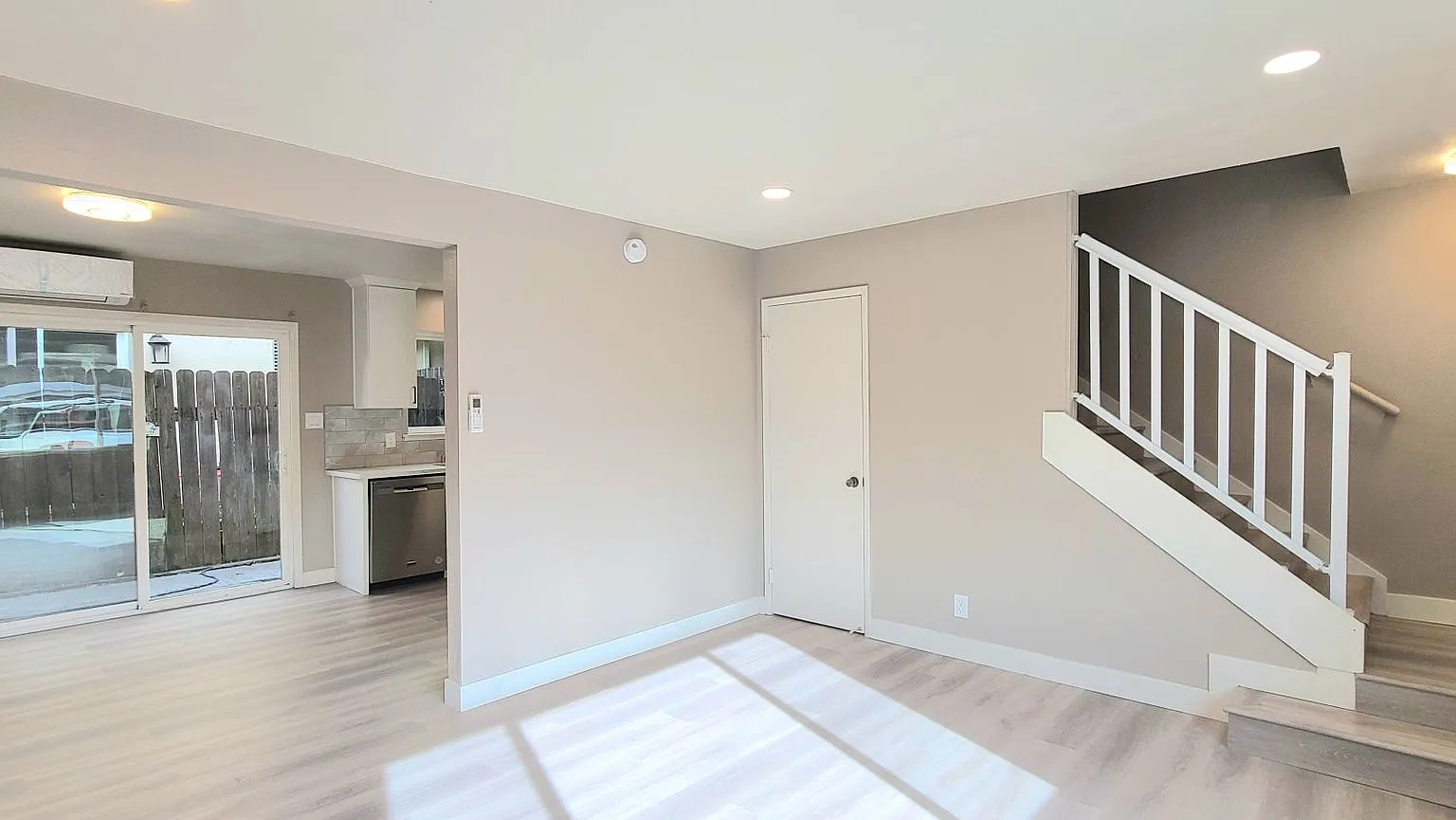 Montrose Apts — Photo 4