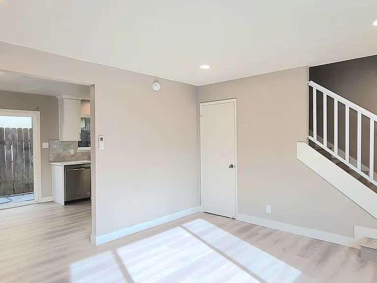 Montrose Apts — Photo 4