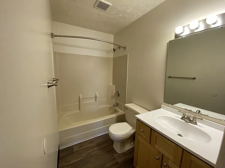 Vantage Pointe Apartments — Photo 15