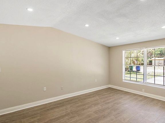 4th image of 4014 Treasure Cir