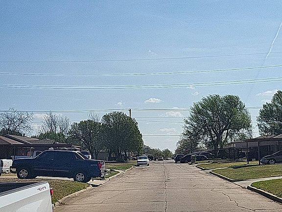 4th image of 2121 SW 61st Ter