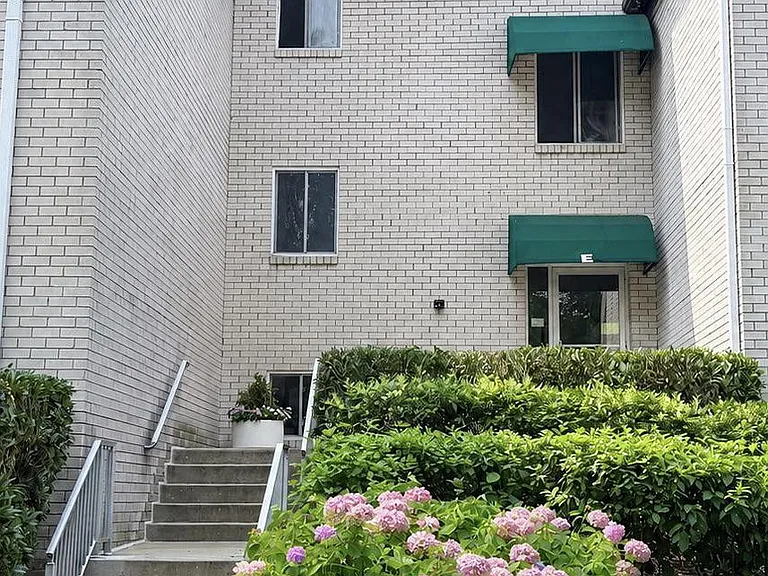 7 Rockford Rd #E12 — Photo 1