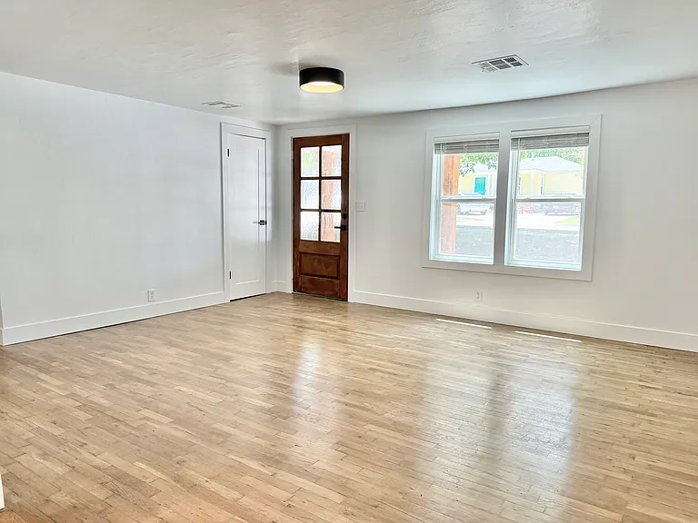 721 E Brooks St — Photo 4