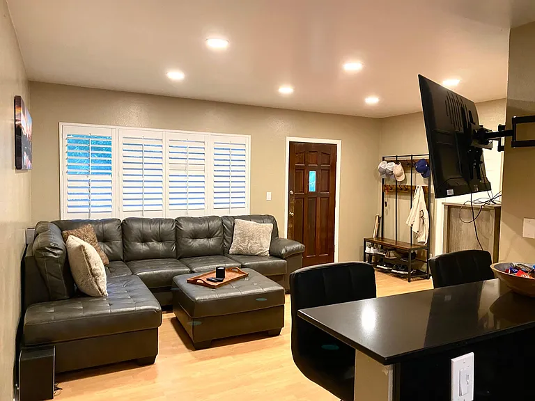 721 E Montebello Ave #213 — Photo 8