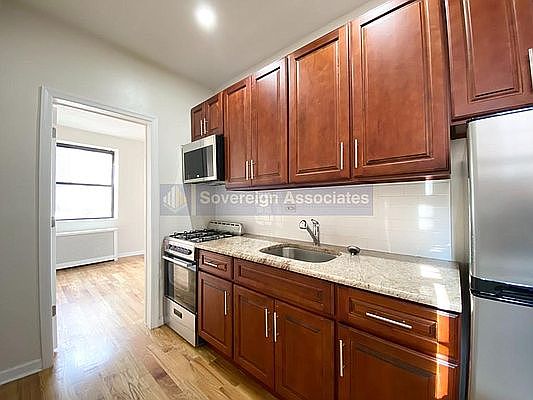 5th image of 240 W 104th St #B7f