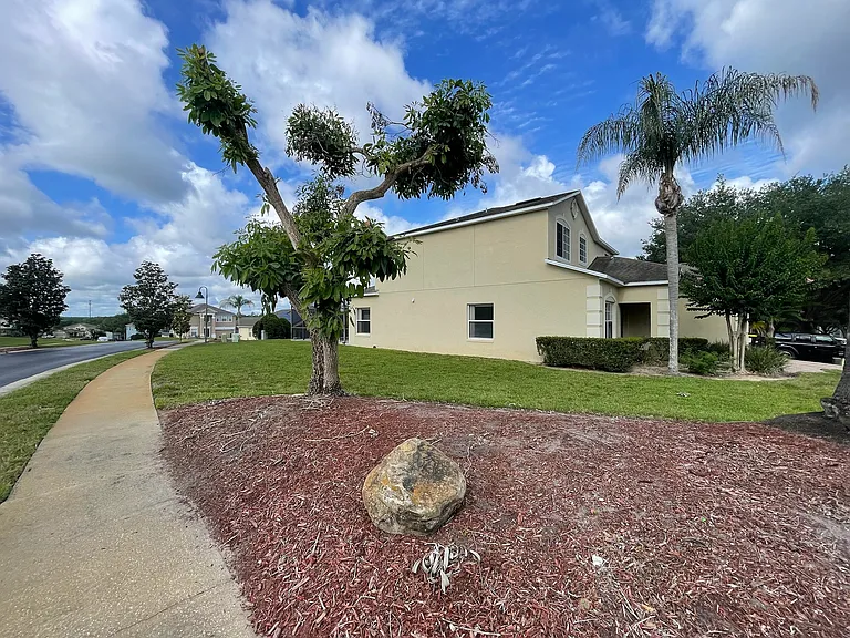 201 Kensington Dr — Photo 3