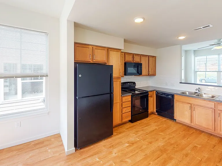 Legacy Pointe at Poindexter Apartments — Photo 18