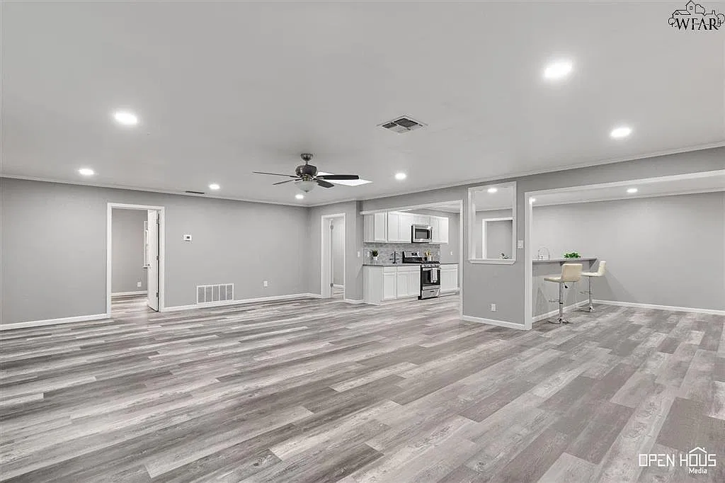 4303 Prince Edward Dr — Photo 2