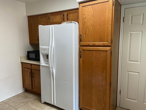 4th image of 945 N Pasadena St #163