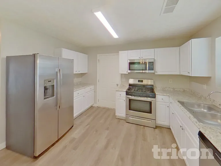 872 Woodside Dr — Photo 4