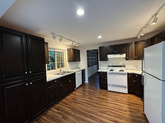 3rd image of 20780 Terasse Dr NW