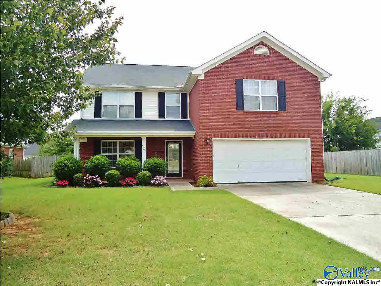 4 bed, 2.5 bath, 2516 sqft, $2,200 — Photo 1