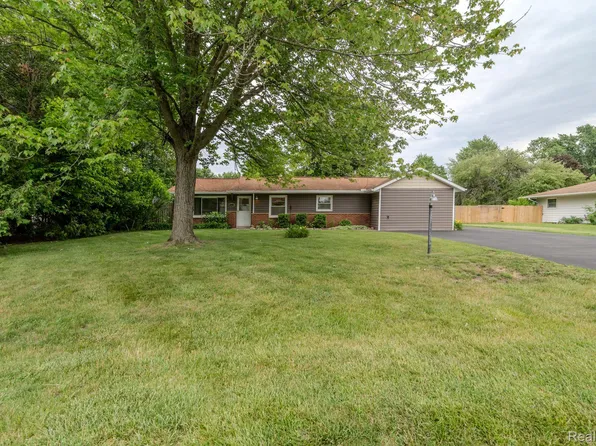 22750 Kay St, South Lyon, MI 48178