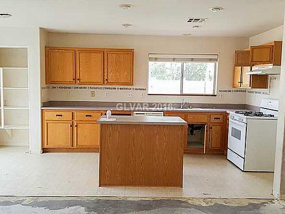 4th image of 8520 Hidden Pines Ave