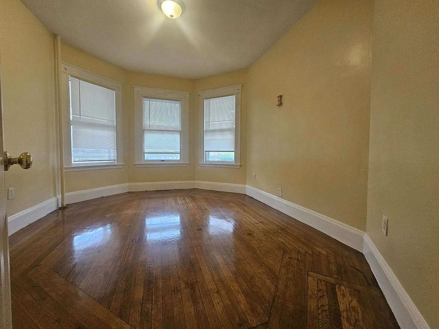 3 bed, 1075 sqft, $3,000 — Photo 3
