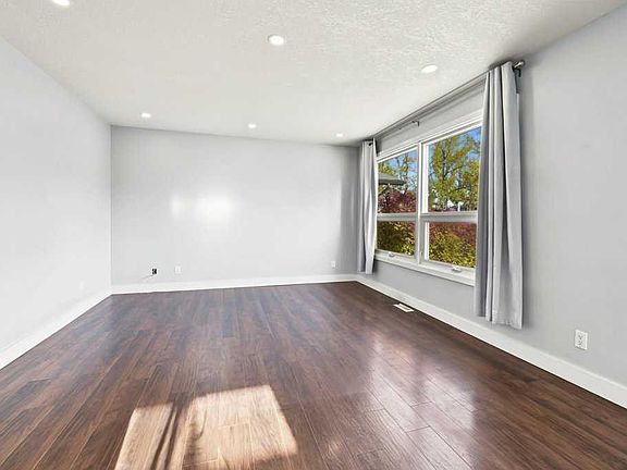 3rd image of 763 NE Ranchview Dr NW