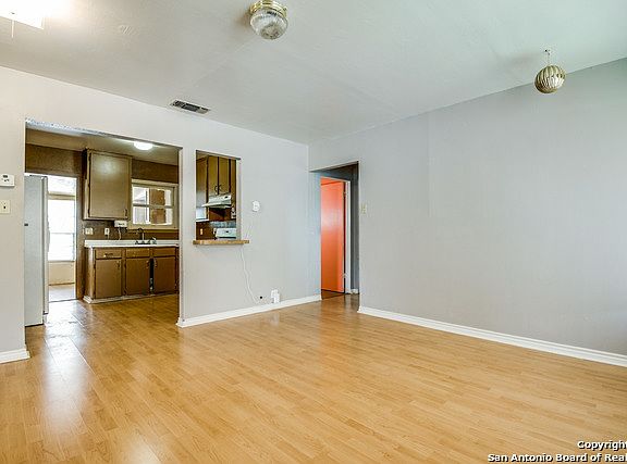 4th image of 575 Overhill Dr