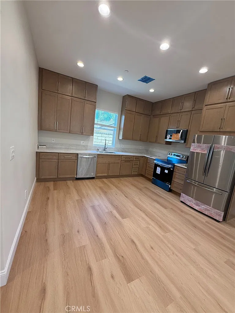 3 bed, 1180 sqft, $3,395 — Photo 2
