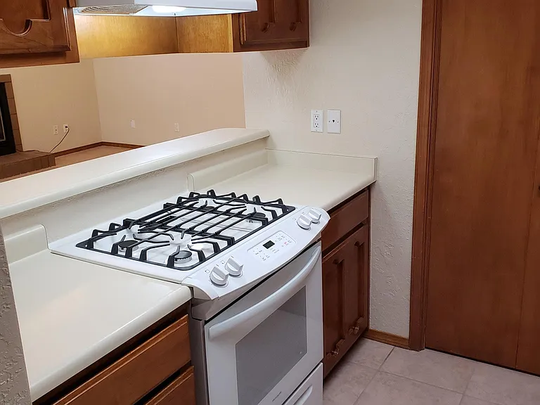 5713 Elmwood Dr NE — Photo 10