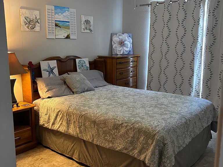 1st bedroom queen bed