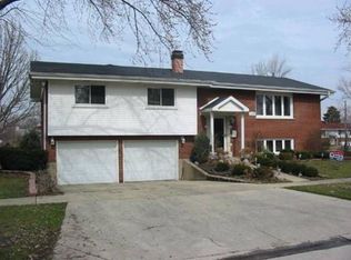 200 N Stratton Ln, Mount Prospect, IL 60056