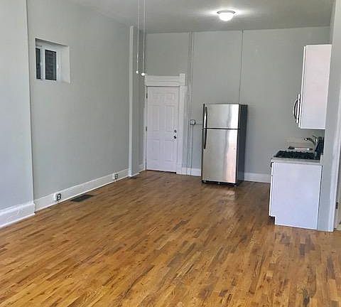 4th image of 002203 W Erie St APT 1F