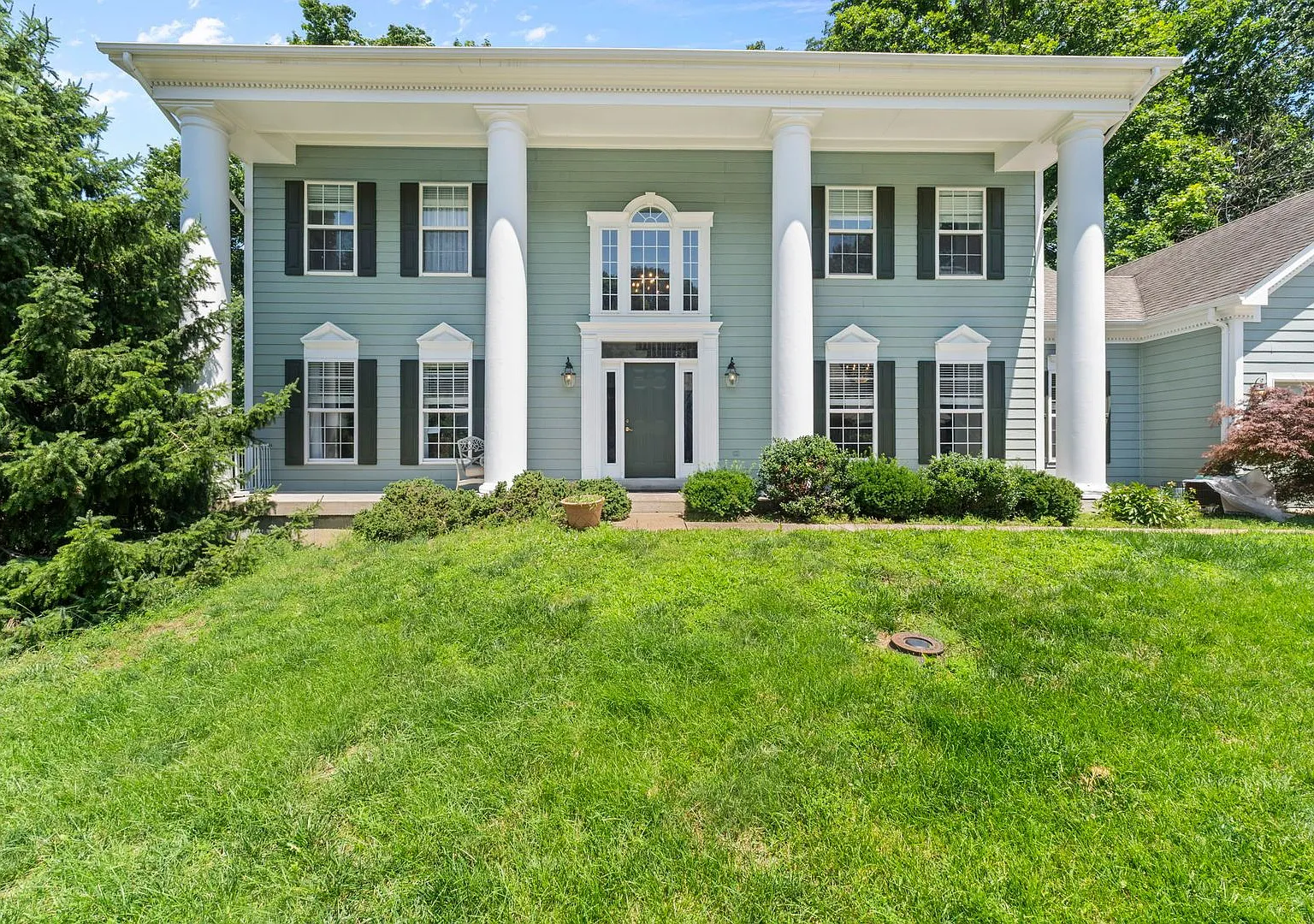 Spacious 5-Bedroom Executive Rental in Desirable Wildwood — Photo 1