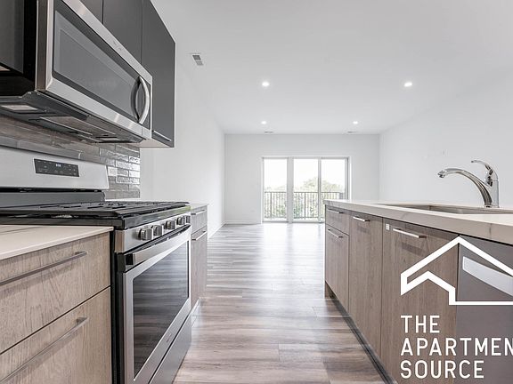 2nd image of 2533 W Fullerton Ave #504