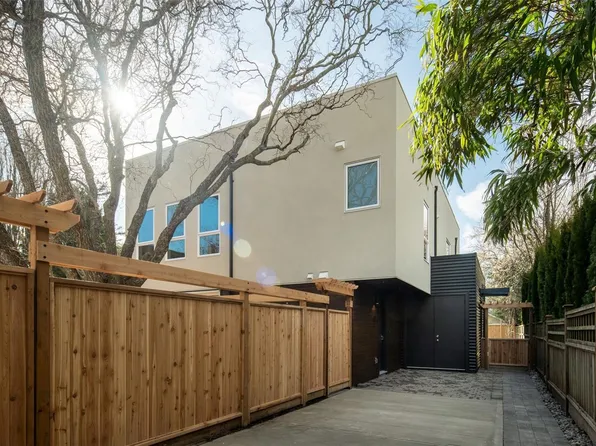 920 Island Rd #2, Oak Bay, BC V8S 2T6