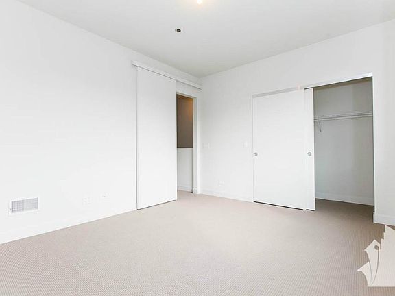 4th image of 2634 N Hamlin Ave #26