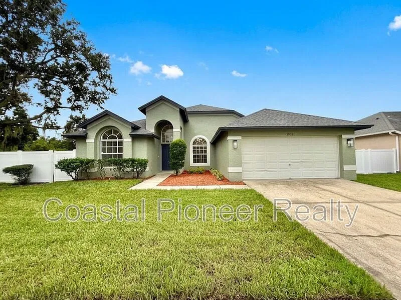 4 bed, 2.0 bath, 2025 sqft, $3,500 — Photo 1