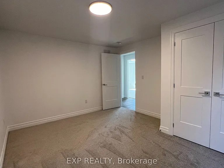7532 Splendour Dr #UPPER — Photo 21
