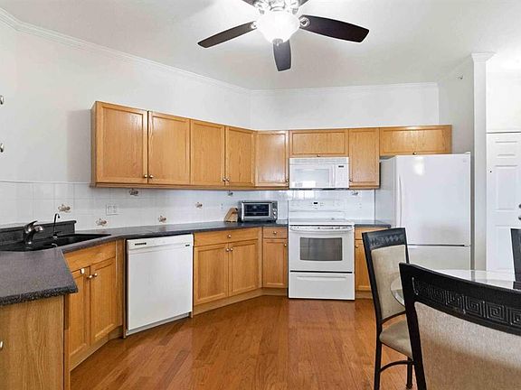 4th image of 253 S Gregoire Dr #406