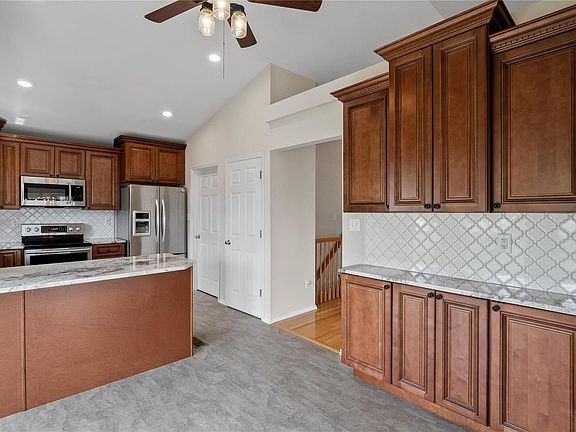 4th image of 95 Myrtle Wood Ct