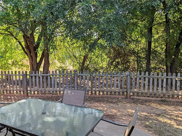 2508 Black Oaks Cir — Photo 23