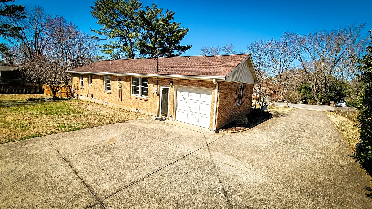 Building Photo - 2401 Ridgeland Dr