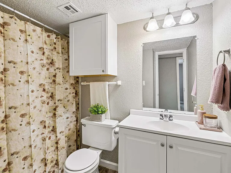 Huntington Hollow Apartments — Photo 18