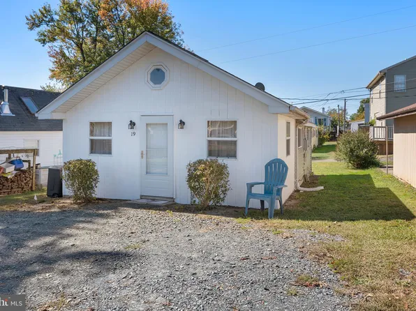 19 Linwood St, Earleville, MD 21919