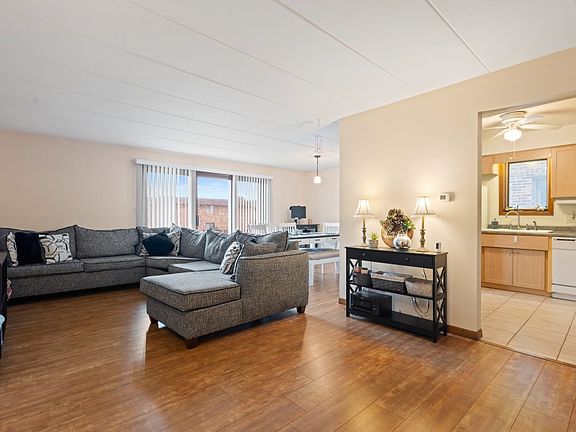 4th image of 10406 S Komensky Ave APT 2S