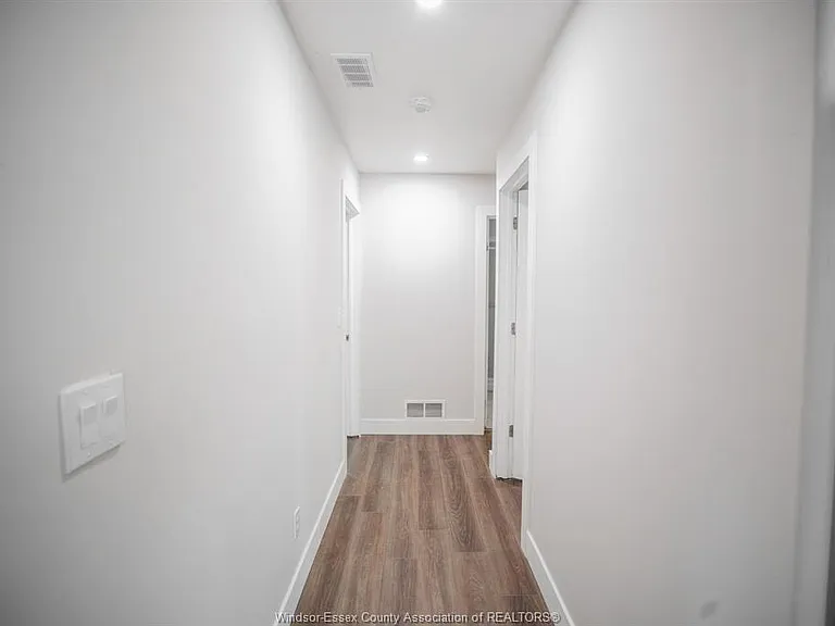569 Cabana Rd E #LOWER — Photo 6