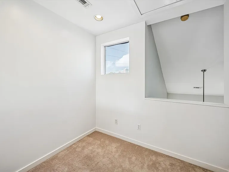 2508 Calumet St #E — Photo 16
